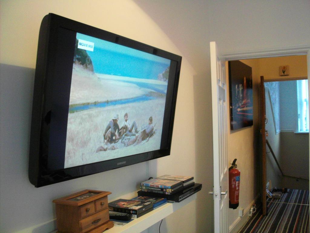 Cozy Townhouse: Barry's Film Location Retreat Apartment Room photo